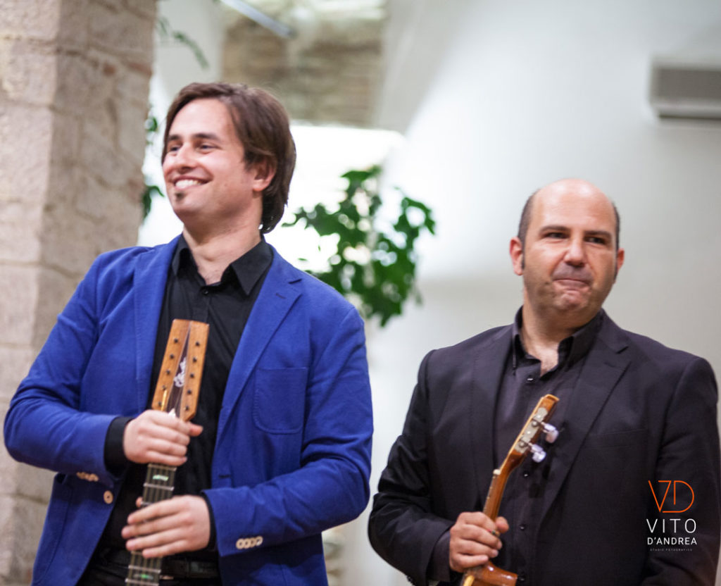 luca fabrizio e marcello de carolis duo musicale lucano che suona chitarra classica chitarra battente mandolino mandola cuatro charango cavaquinho